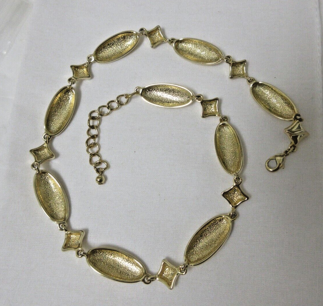 Vintage Gold Tone Patterned Oval Link Collar Necklace- No metal wear