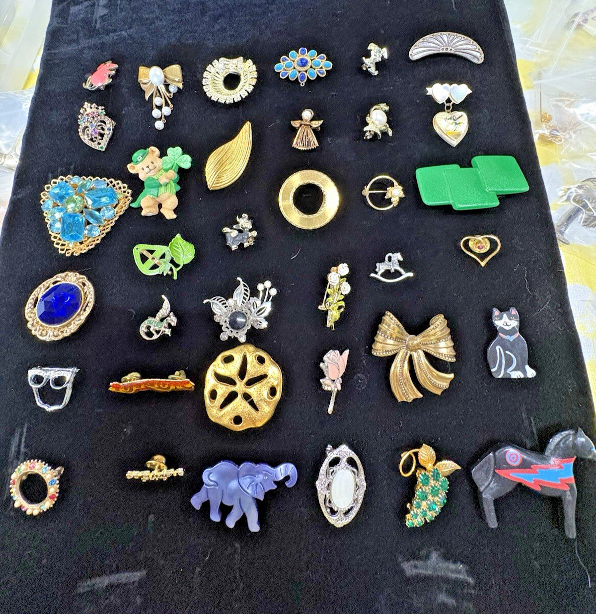 Lot Of 36 Vintage Costume Broaches Brooches Pins Estate Sale Finds Jewelry