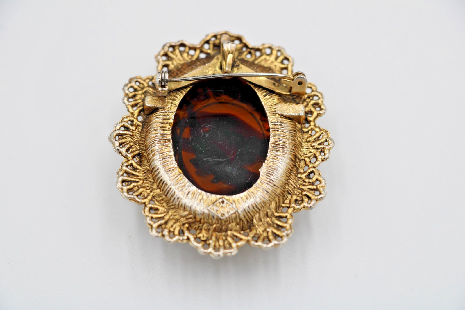 Small Wooden Jewelry box with 10 assorted vintage brooches