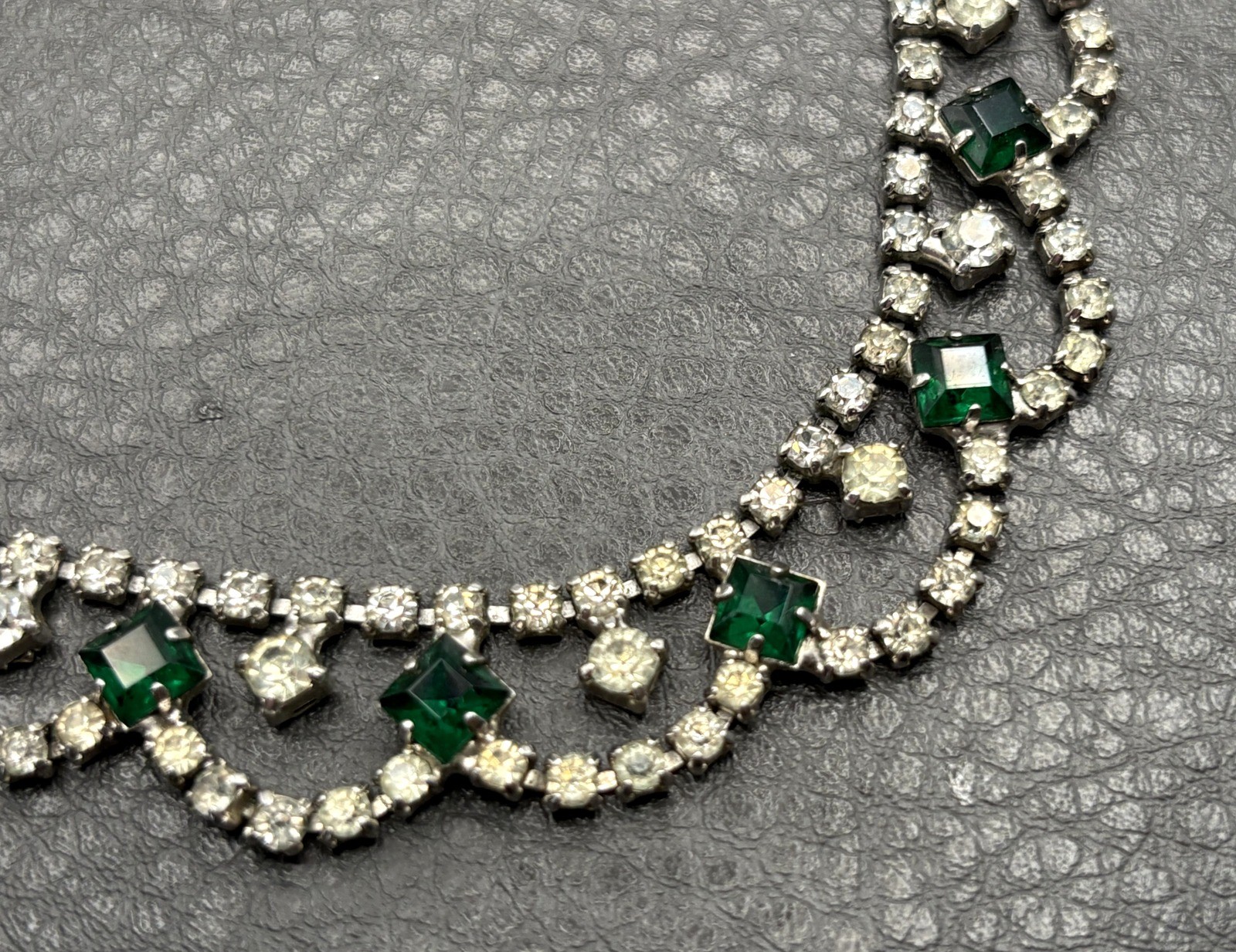 Vintage Art Deco Green Faux Emerald Crystal Rhinestone Bib Necklace Scalloped