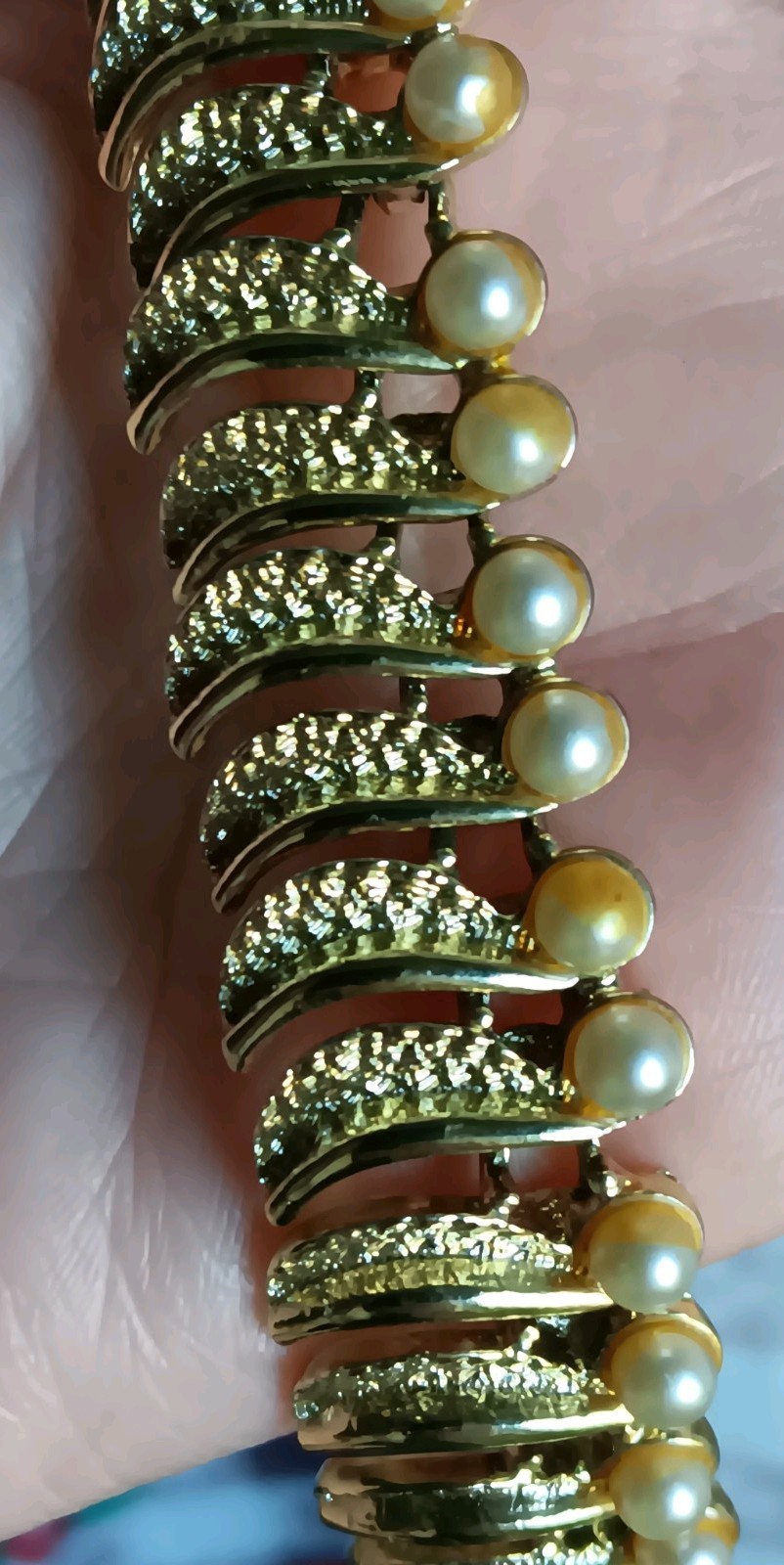 Vintage Kramer Gold-Tone Leaf Design Faux Pearl Necklace 16″ & Bracelet 7″ Set
