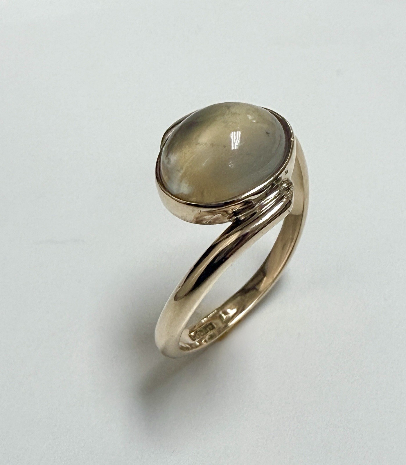 Vintage European 9K Gold Oval Cboachon Moonstone Cat’s Eye Woman’s Ring Size 7.5