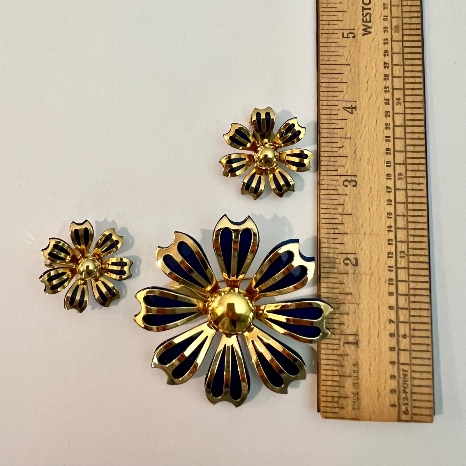 Large Vtg 1960s Gold Tone Navy Blue Enamel Flower Brooch Pin Earrings Set NICE!!
