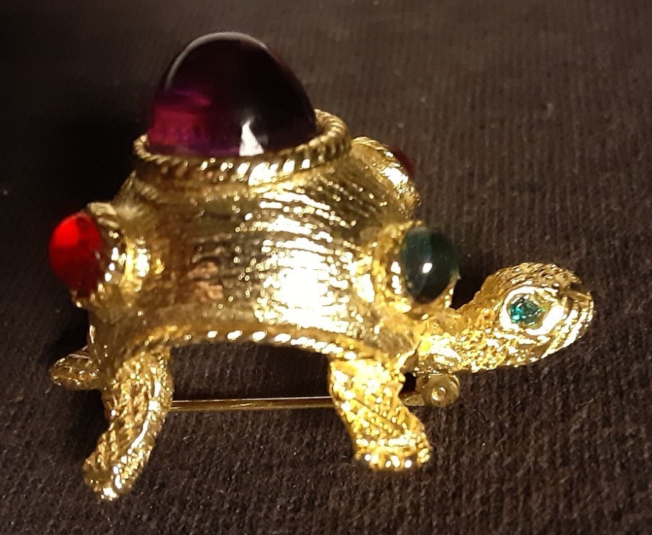 BEAUTIFUL UNIQUE DOMED WITH STONES STYLE 1 1/2 X 1 INCH SWEATER PIN BROOCH