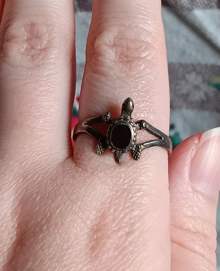 Vintage *Bent Band* Sterling Silver Onyx? Turtle Tarnished Ring Size 7.25