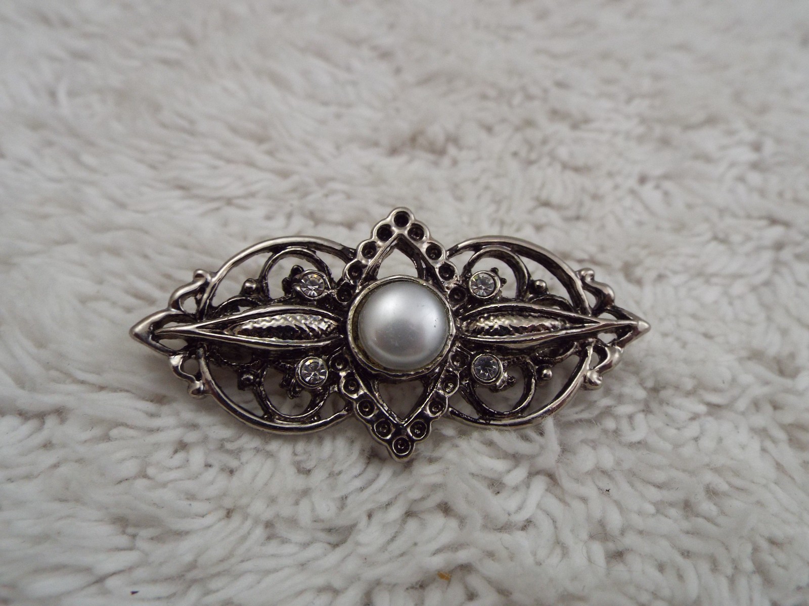 Silvertone Rhinestone White Bead Pin (H17)