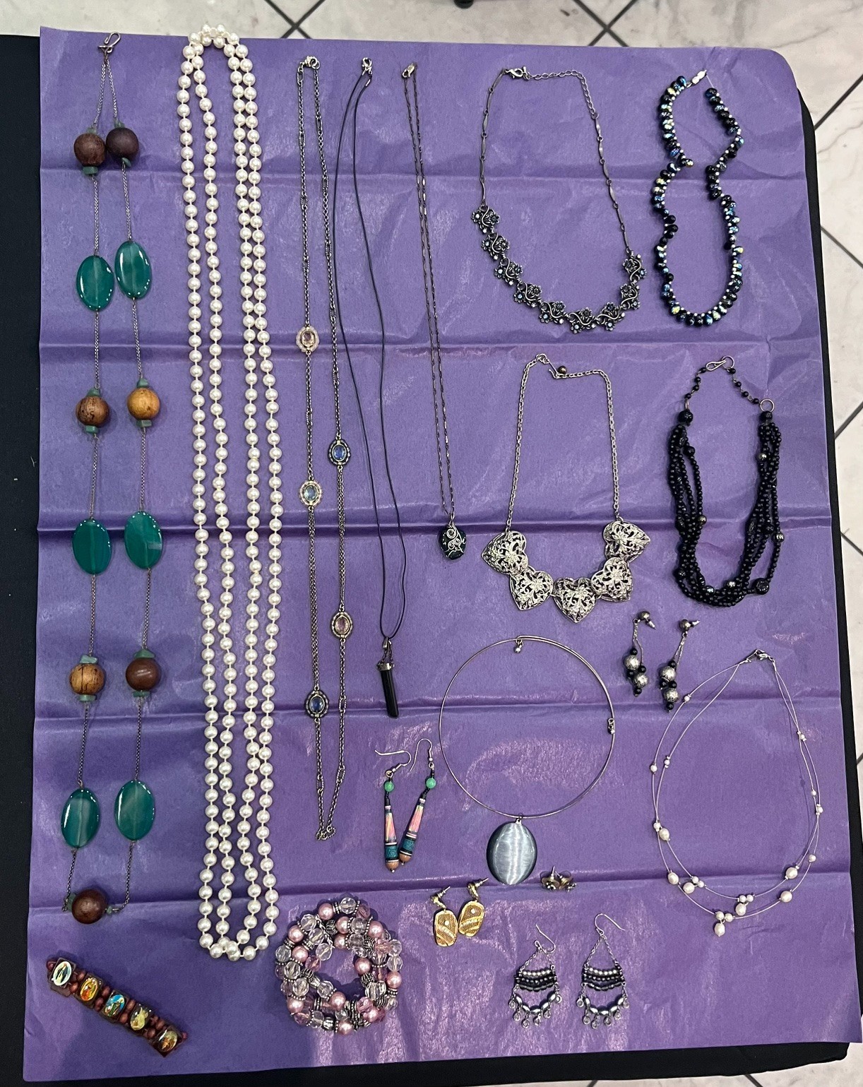 Mixed Lot Vintage & Current Costume Jewlery. Very Good Condition. All Wearable.