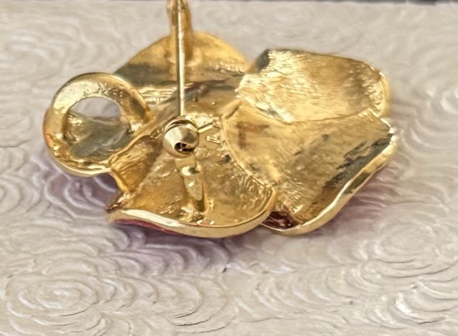 Vintage flower brooch & pendant / enamel on gold tone metal brooch