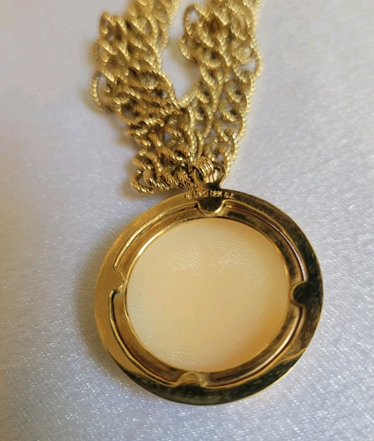 Antique 12kt Gold Fill Setting Pendant Carved Cameo one Goldtone Chain Choker
