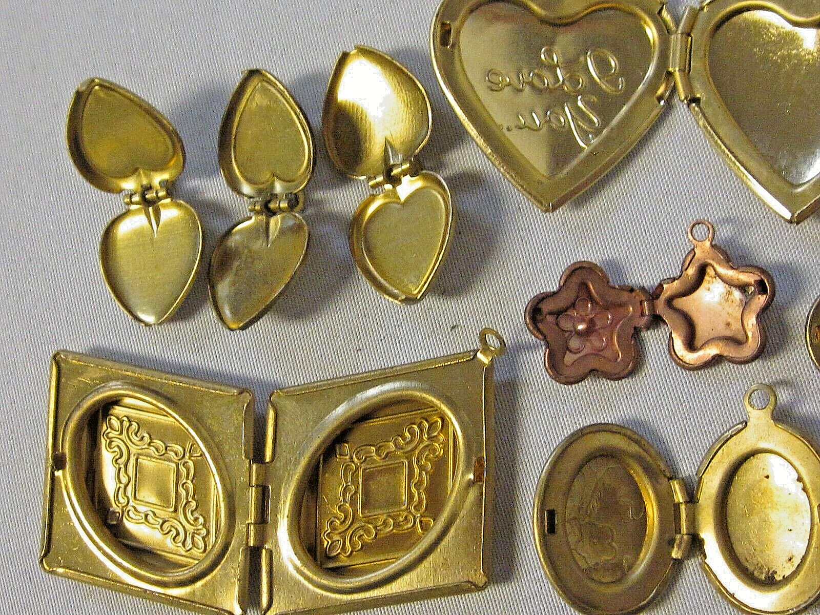 11 VTG MODERN LOCKETS HUGE LOT BRASS FINDINGS FLOWER HEARTS NOS PENDANTS CHARMS