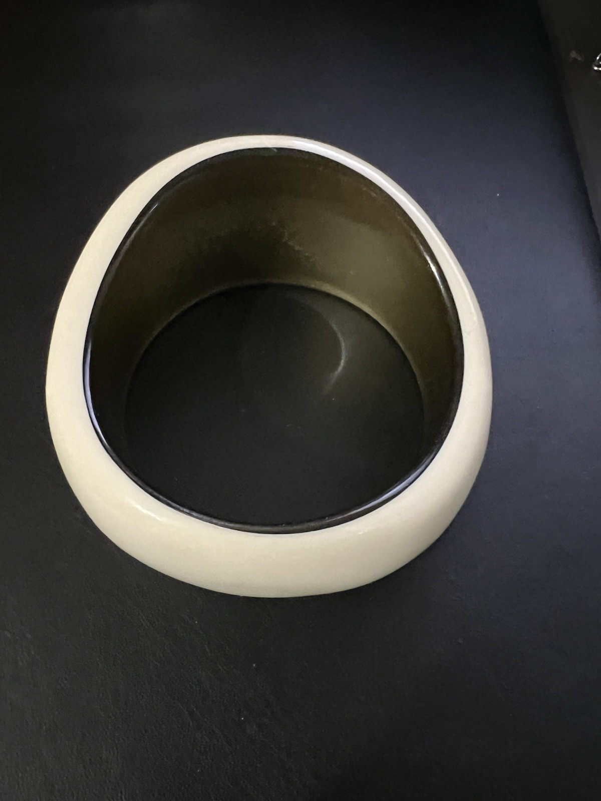 Vtg Chunky resin Acrylic Plastic Wide Bangle 8″ width 1-1.50″ graduated