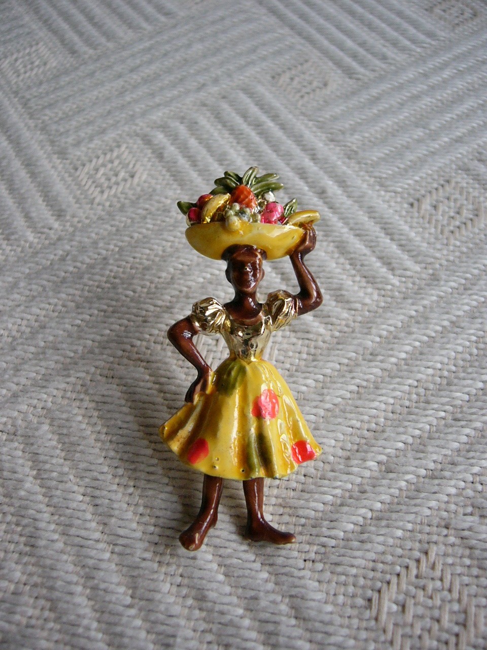 VINTAGE RARE 1950’s HAWAIIAN POLYNESIAN LADY FRUIT SELLER BROOCH PIN UNUSED