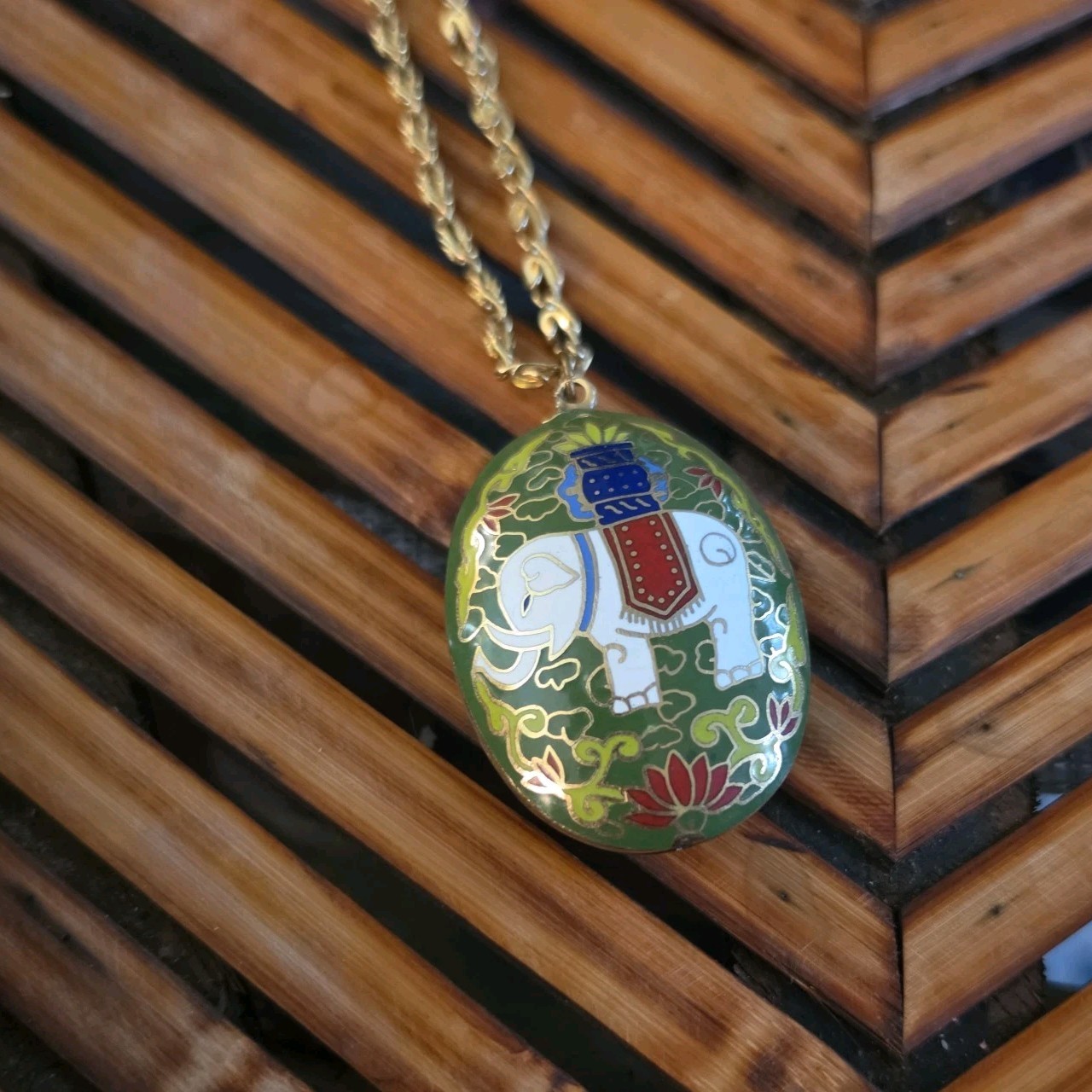 VINTAGE 2” Oval Cloisonné Elephant Necklace Pendant White/Blue/Red/Green Enamel