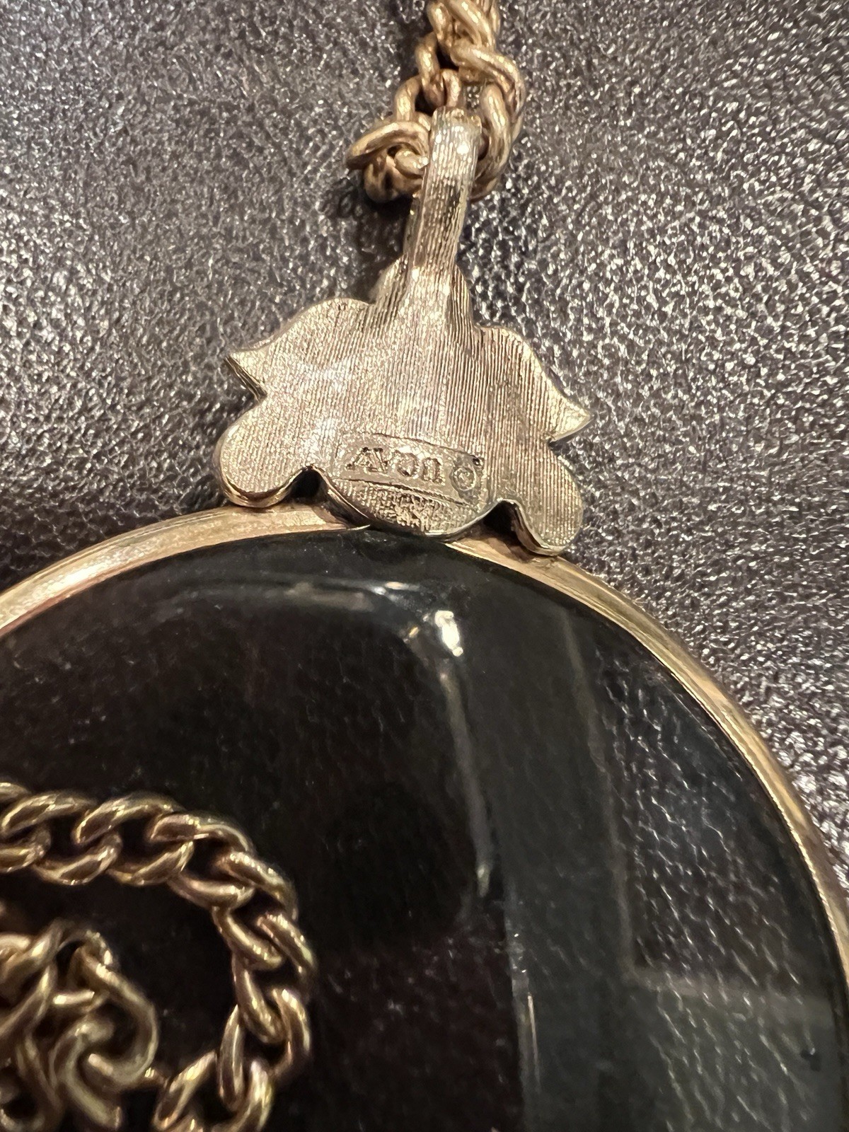 Vintage 70’s Avon Fleur de Lis Magnifying Glass Pendant Gold tone Chain Necklace