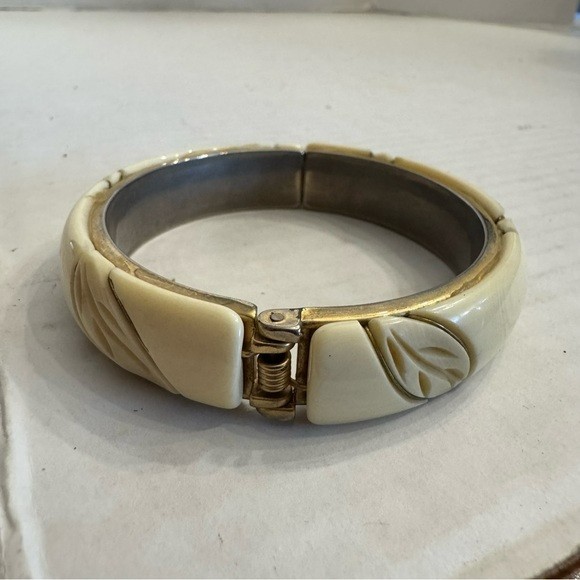 Vintage Lucite Bangle Bracelet 1950s Hinged Clamper MCM 60s Cream Gold Jewelry