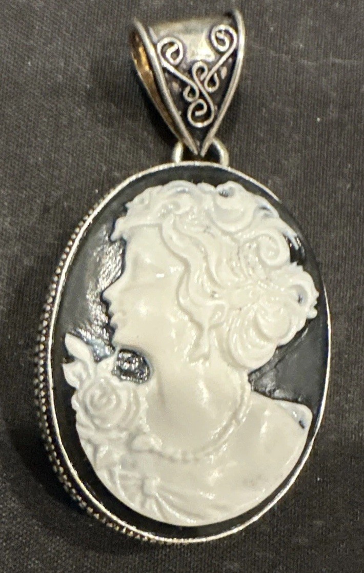 VTG Resin Sterling Left Facing Black & White Cameo Pendant Costume Jewelry