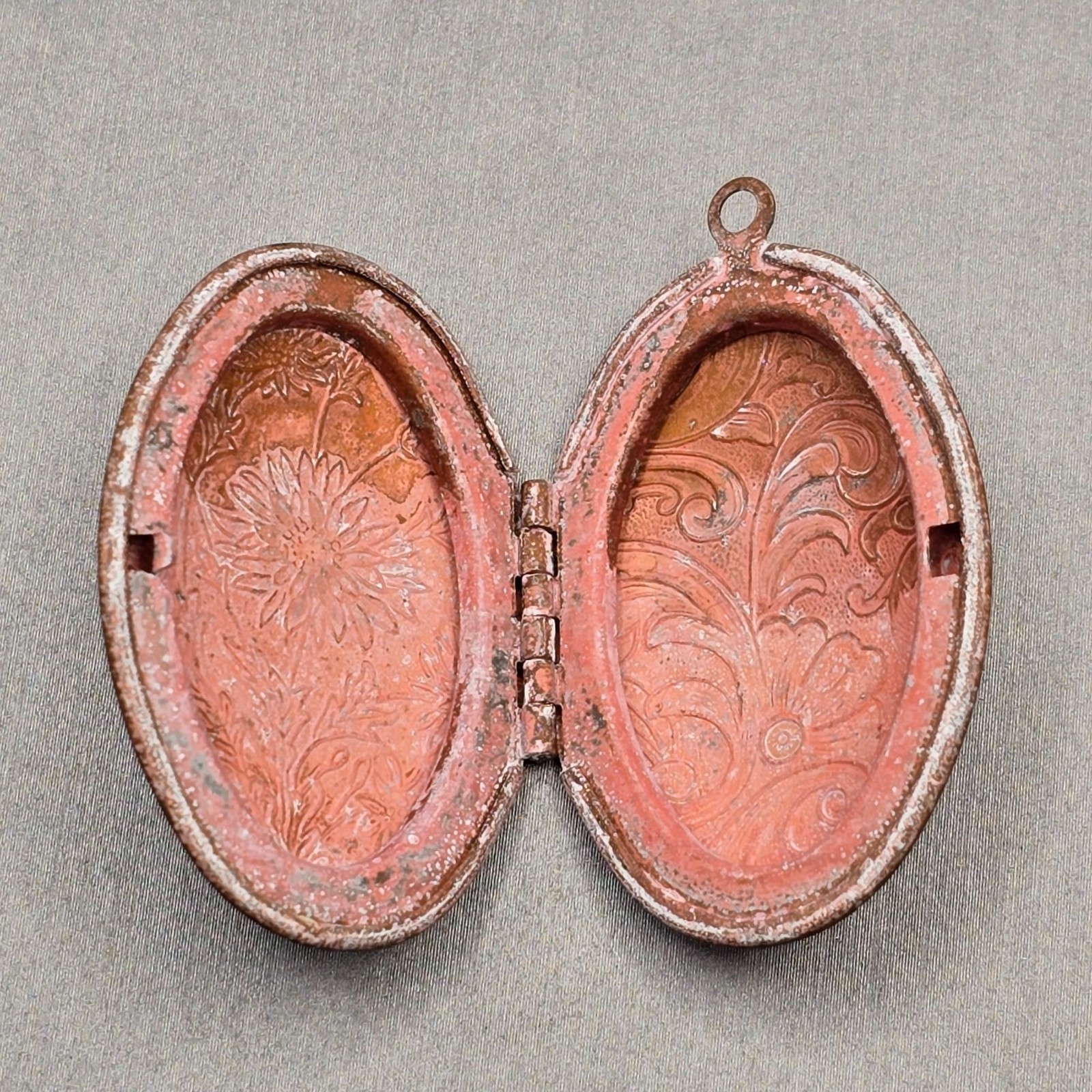 VTG Floral Engraved Oval Locket Pendant 1 5/8″ Copper Alloy Art Nouveau Revival
