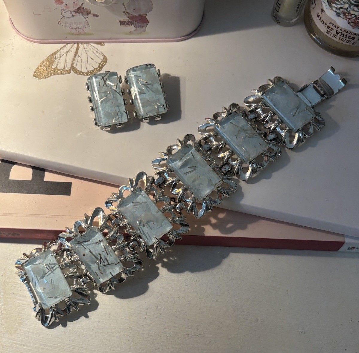 VINTAGE Gorgeous Confetti Lucite Thermoset Silver tone Bracelet & Clip Earrings