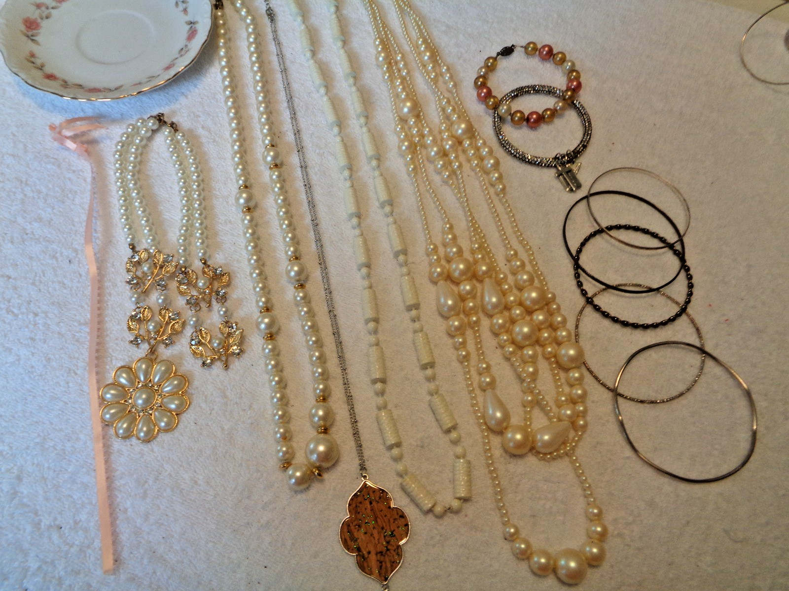 VINTAGE MONET & MARVELLA FAUX PEARLS BRACE, W MODERN JEWELRY RETRO PLATE ETC LOT