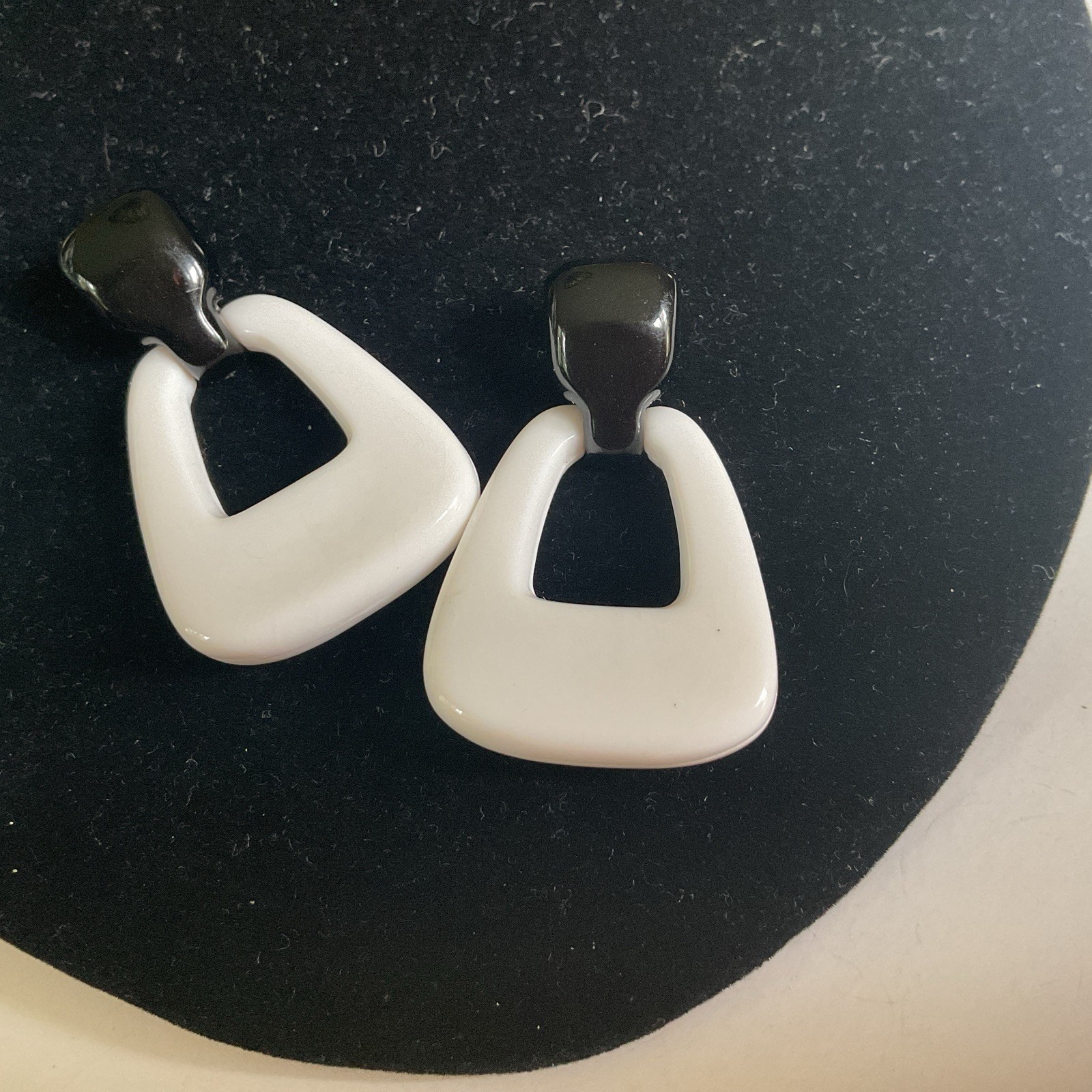 VINTAGE 80s NOS BLACK WHITE Door Knocker LUCITE 1 5/8″ POST EARRINGS