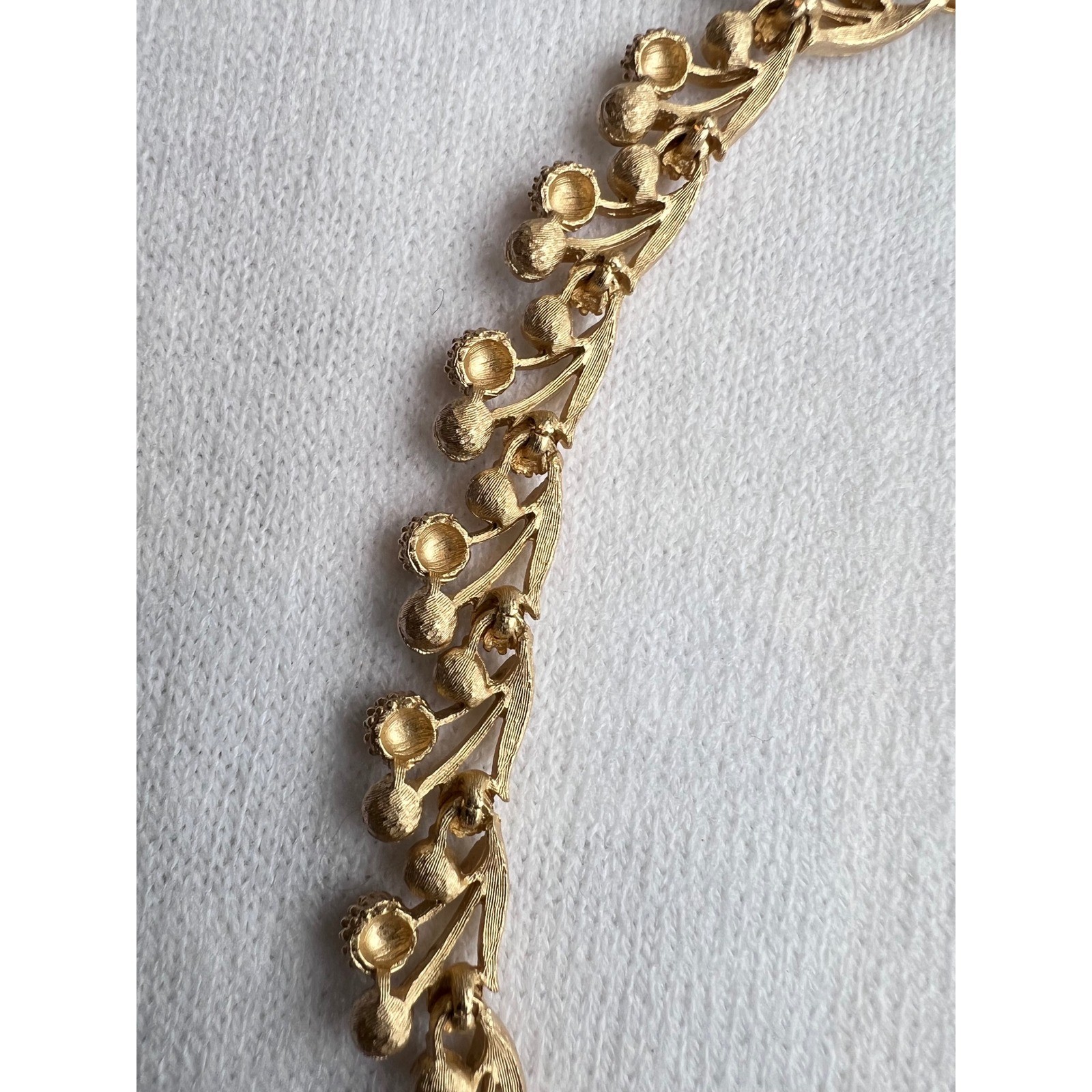 VTG Crown TRIFARI Textured Gold Leaf/Clear Rhinestone Berry Leaf Choker Necklace