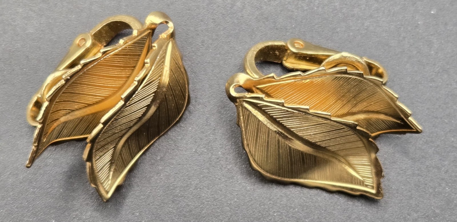 Classic 1960s Vintage Unmarked Gold Tone Double Leaf Earrings Clip On