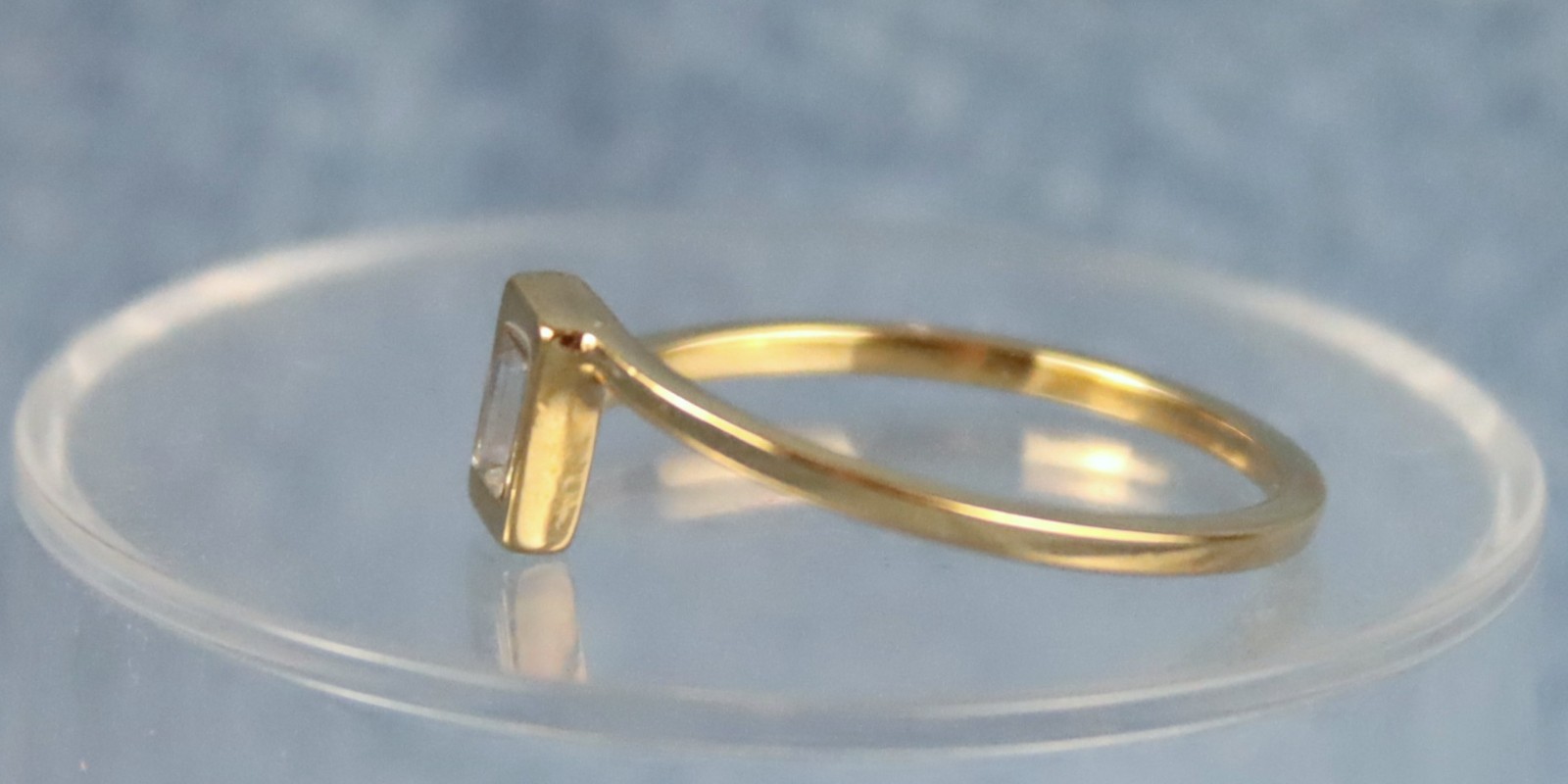 Unsigned Vintage 1985 Avon Delicate Hues Stackable Ring Crystal Baguette Stone 9