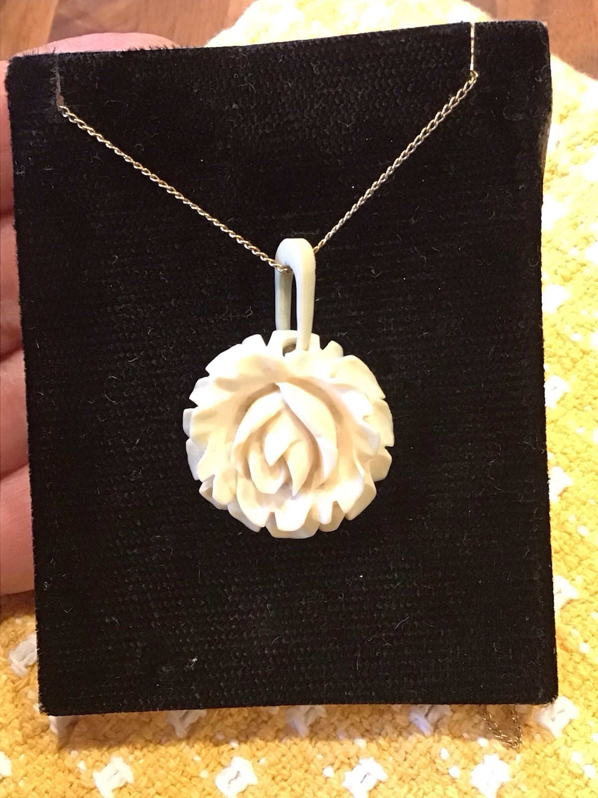 1940s Hawaiian CARVED ROSE PENDANT 12K GOLD FILLED NECKLACE In ART DECO BOX