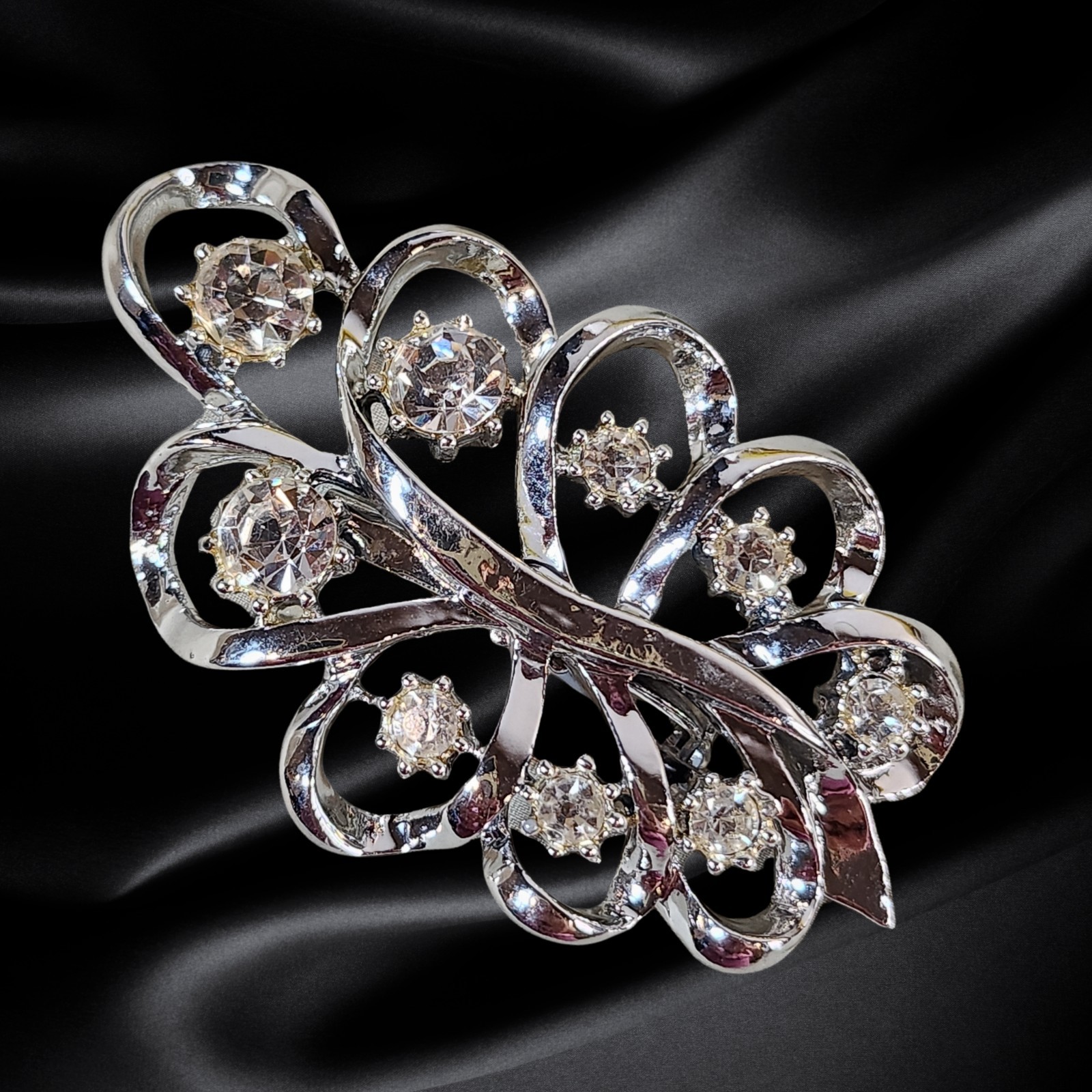 Vintage Elegant Leaf Brooch Pin Silver Tone Rhinestone Costume Jewelry