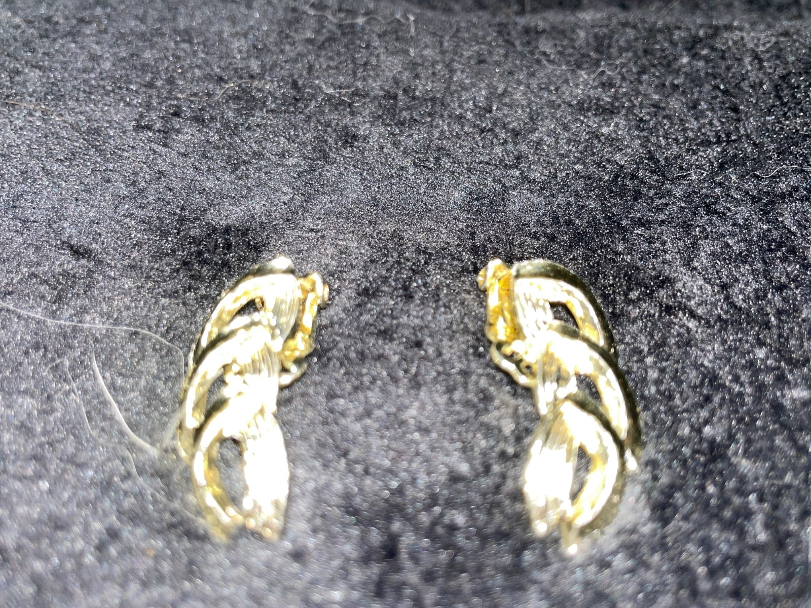 Vintage Gold Tone Leaf Swirl Clip On Earrings Textured Openwork 1960s
