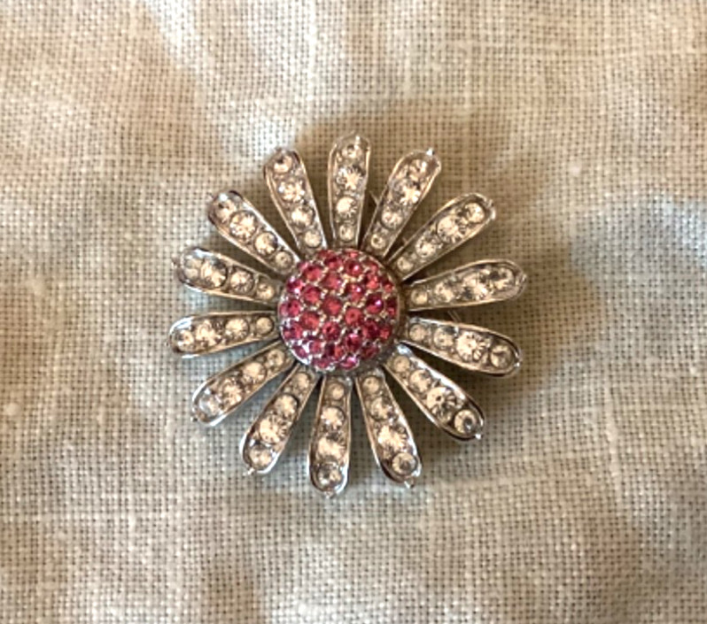 VINTAGE SWAROVSKI PIN/BROOCH DAISY STYLE. PINK CENTER, CLEAR PETALS.