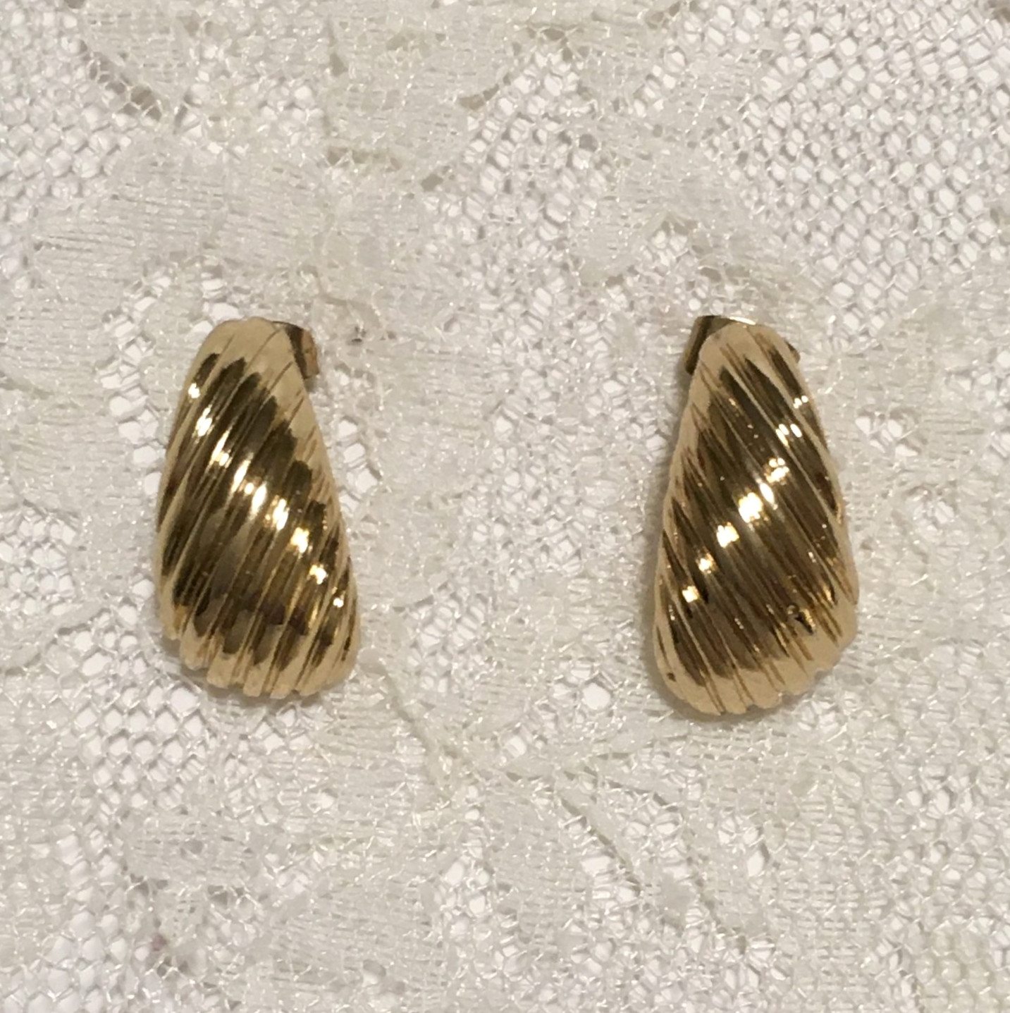 Vintage Earrings Gold Tone Slanted Ribbed Conch Pierced Studs Classic Office