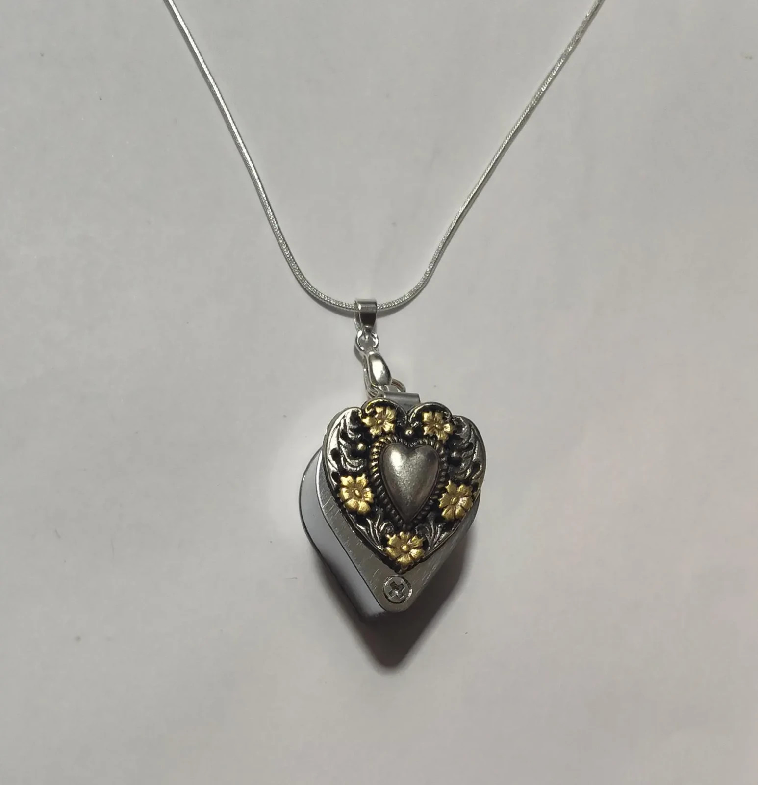 Antique Silver Gold Tone Floral Heart Magnifying Loupe Pendant Necklace 20 x