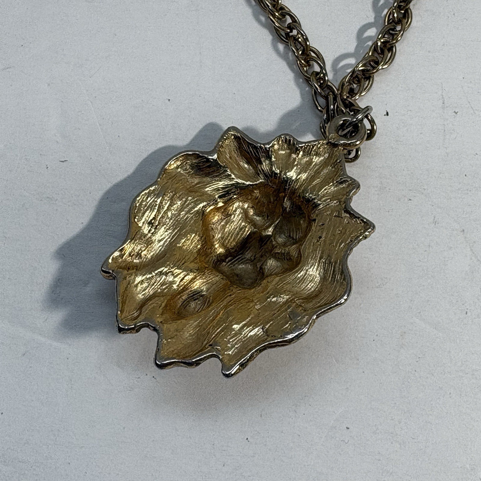 Vintage Gold Tone Lion Head Pendant Necklace Raised Design Leo Zodiac 20″ Chain