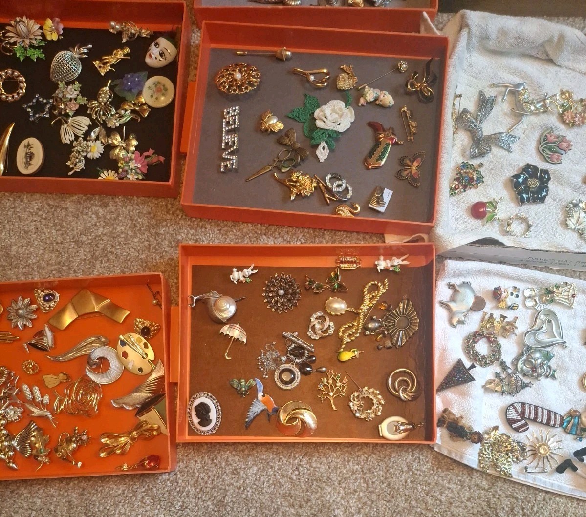 COSTUME JEWELERY LOT 200 + PIECES SOME SIGNED IN GOOD TO VERY GOOD CONDITION