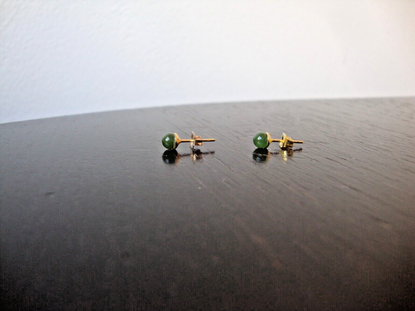 VTG CLASSIC CHINESE 4MM GREEN JADE BEAD/BALL YELLOW GOLD PLATED POST EARRINGS