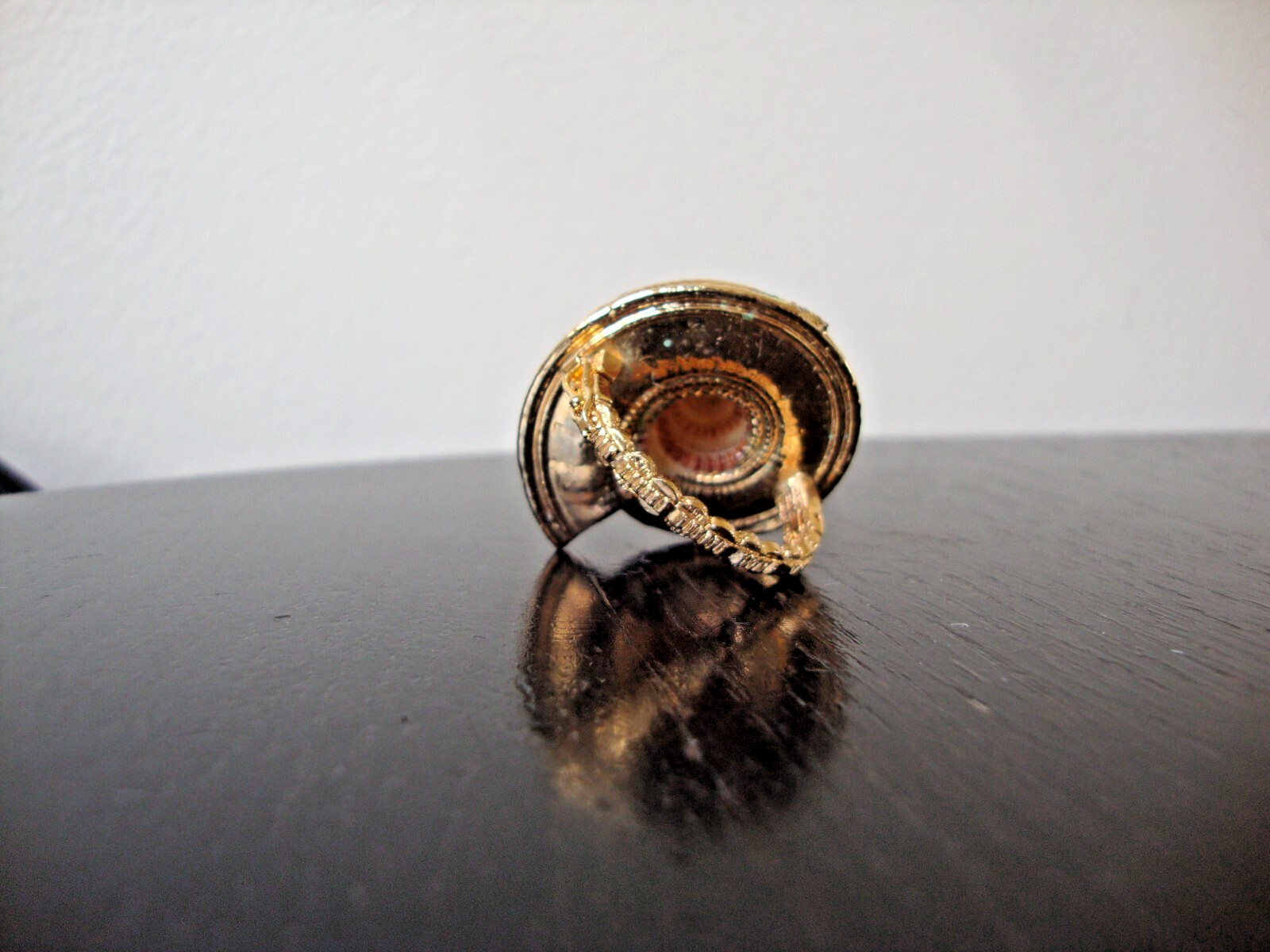 VTG HANDMADE NATURAL LACQUERED SEASHELL GOLD PLATED HINGED DRESS/SCARF CLIP