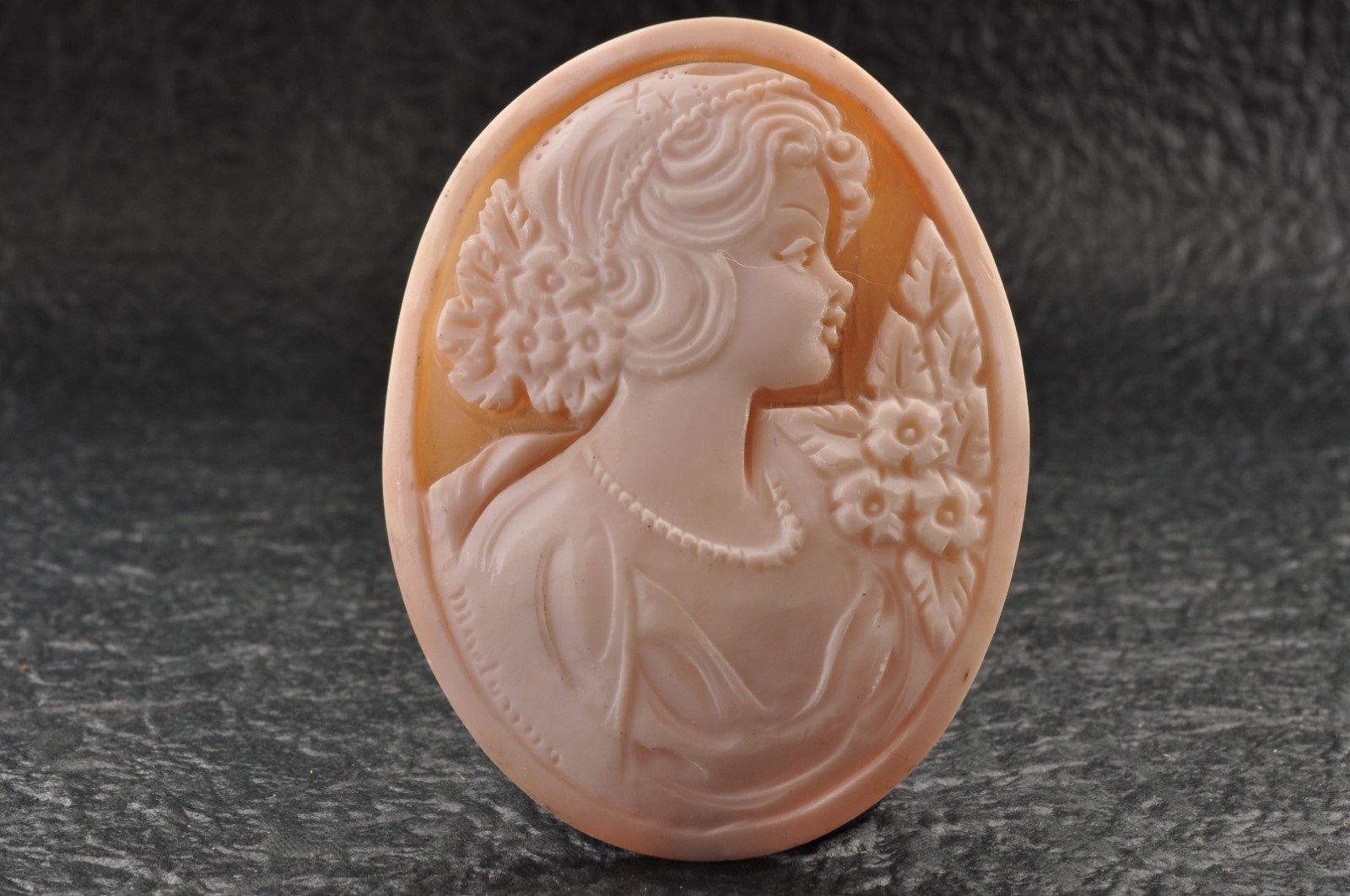 7items , vintage shell cameo White and brown color (Total 241.0ct) with case.