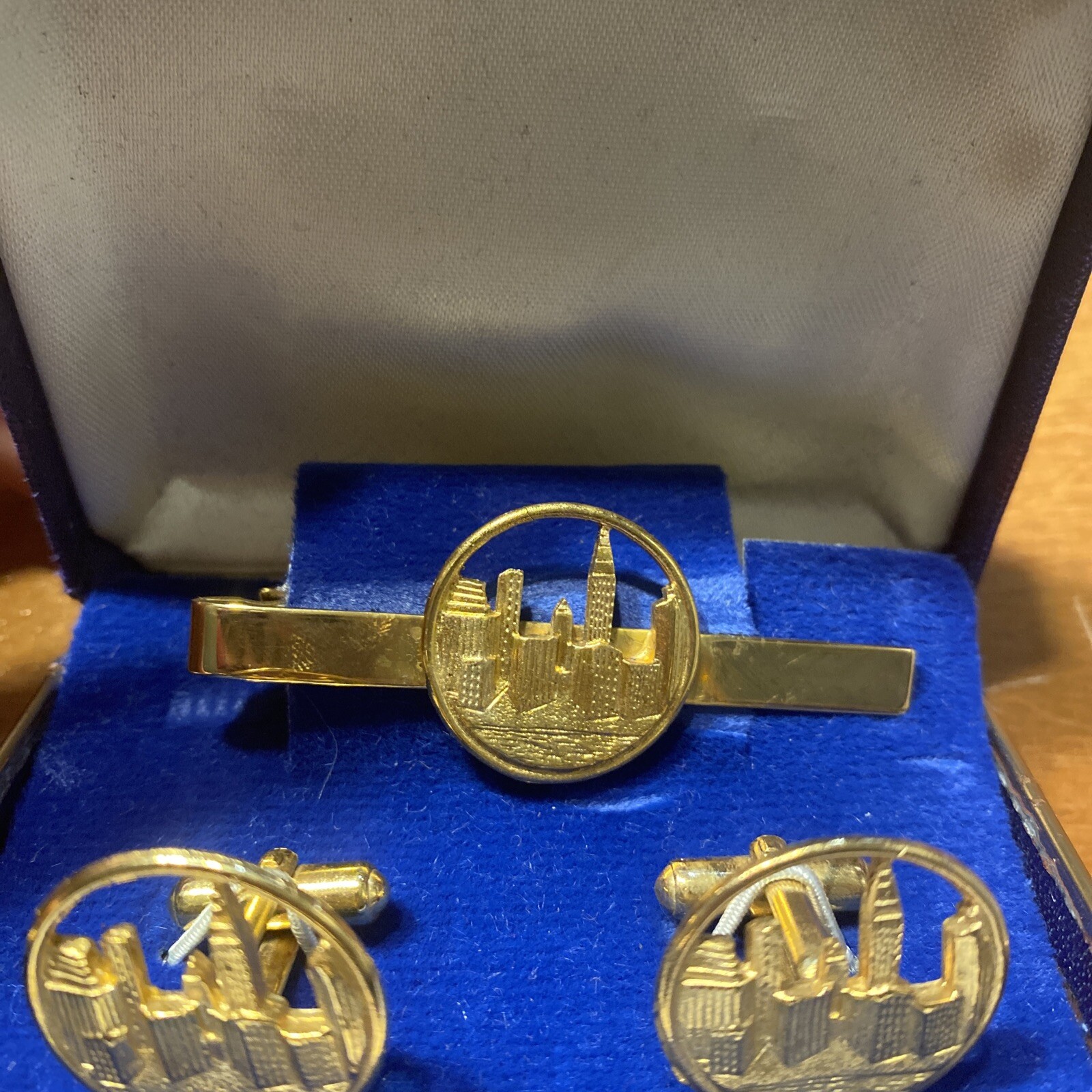 Vintage NYC Skyline Cufflinks Tie Bar Set New York City Gold Tone Skyscraper Box