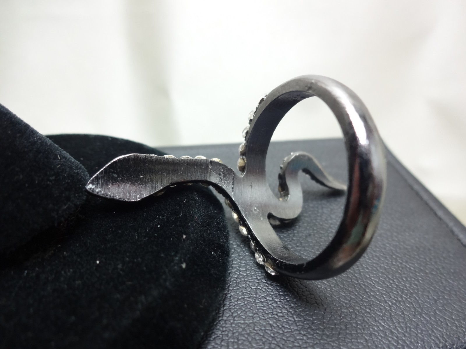 VINTAGE METAL ALLOY SNAKE RING WITH CRYSTAL INLAID BODY APPROX. SIZE 9