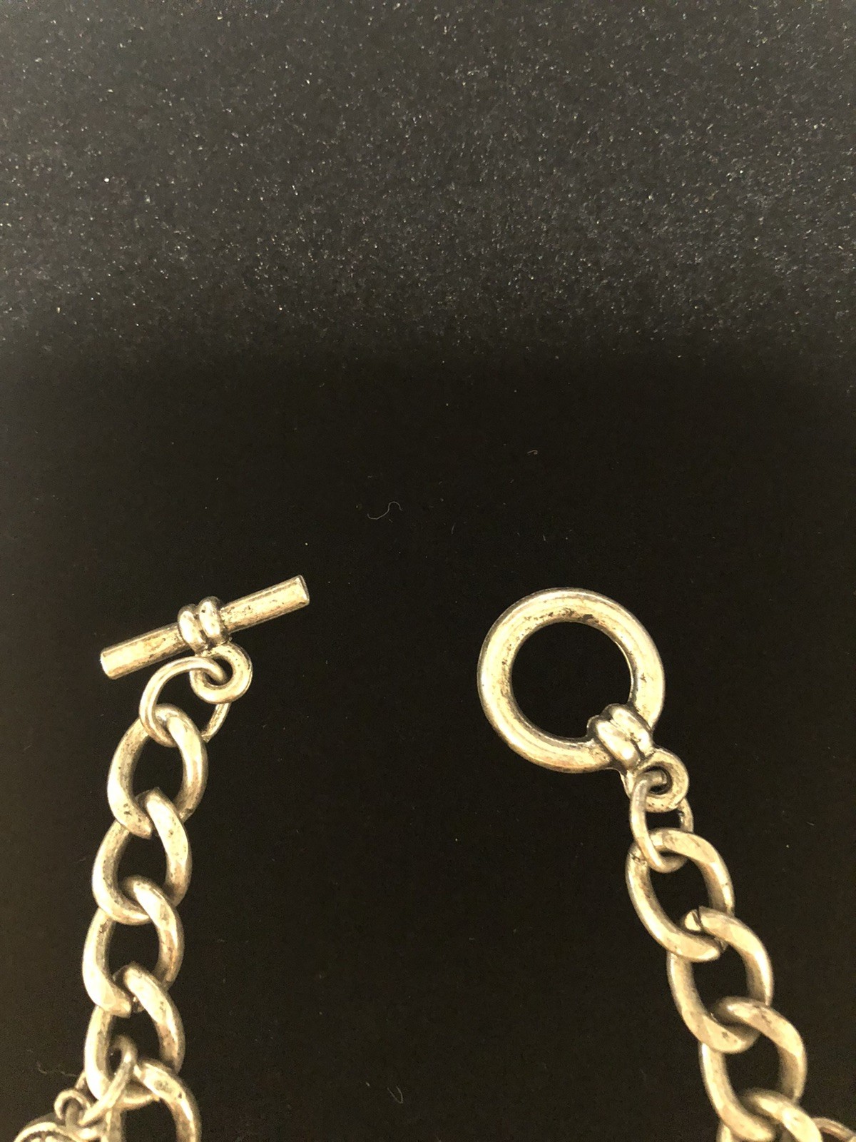 VTG. SILVER TONE CHAIN LINK CHARM BRACELET WITH 5 CHARM CLOVER, CROSS 7.5″
