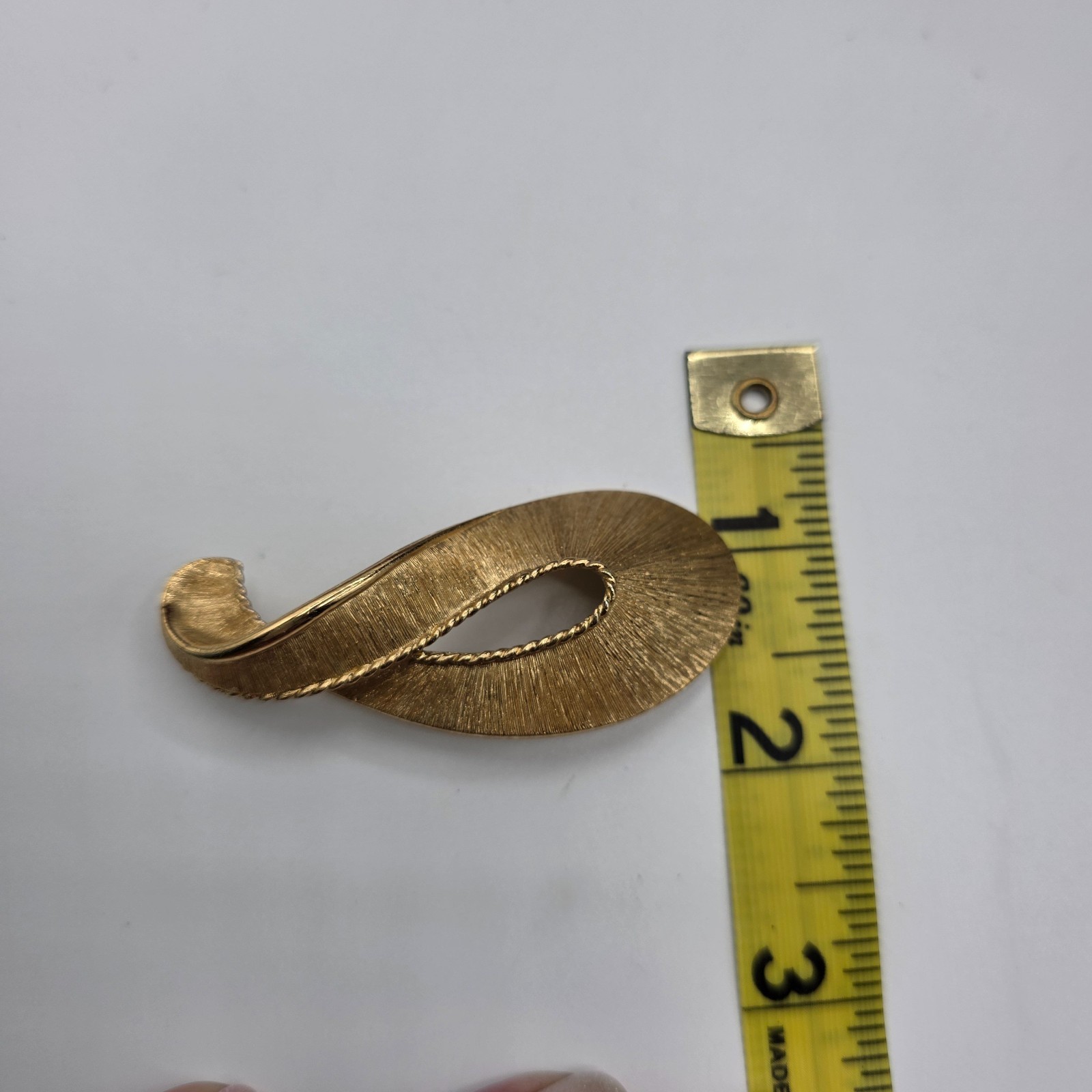Vintage Monet Unisex Adult Gold Tone Brooch Pin Paisley Twist 1.5″X2.5″ Elegant
