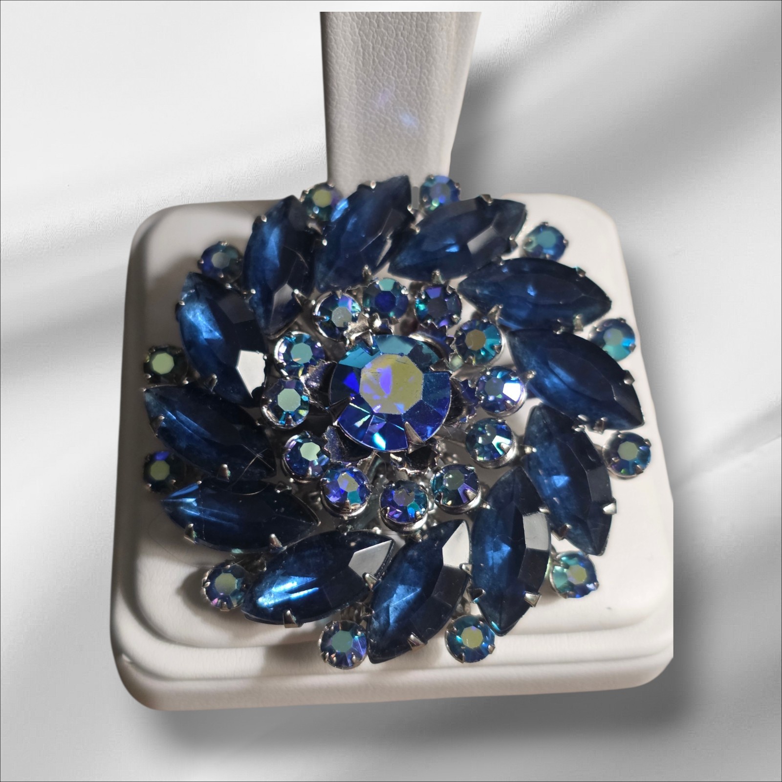 Vintage Estate Sapphire Color Rhinstone Brooch 2×2 In