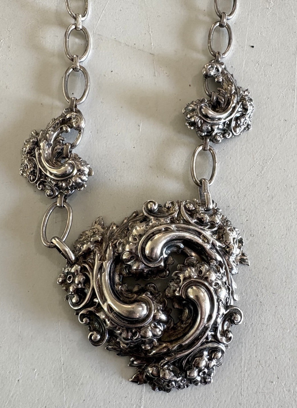 Napier Silver Plated Baroque Leaf Statement 30” Necklace Vintage 1960’s Chain