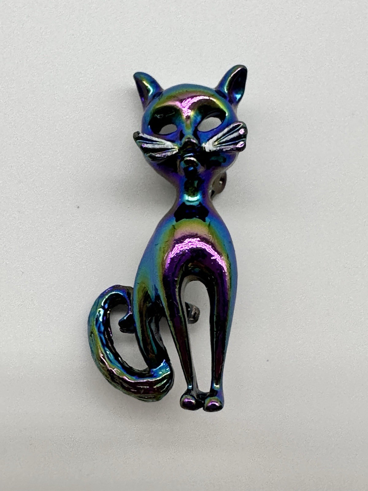 EXCELLENT VTG. 70’s IRIDESCENT BLACK ENAMEL SITTING CAT FIGURAL BROOCH PIN