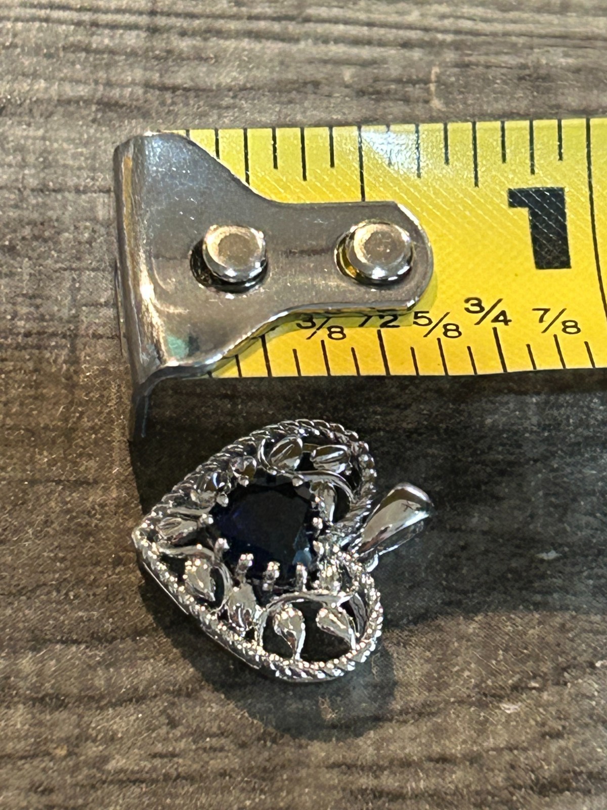 VINTAGE LADIES 10K WHITE GOLD HEART CHARM PENDANT BLUE SAPPHIRE MIDDLE 1.4 GRAMS