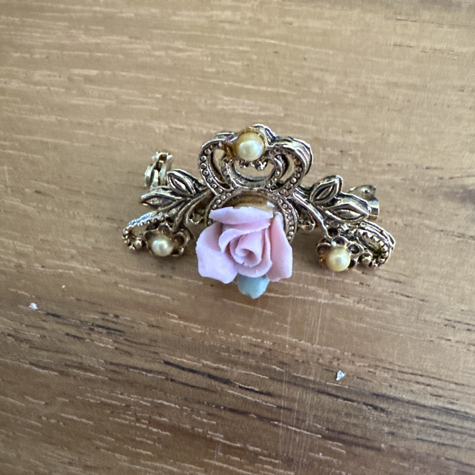 Vintage Gold-Tone Bisque Porcelain Rose Brooch Trendy Coquette Faux Pearls