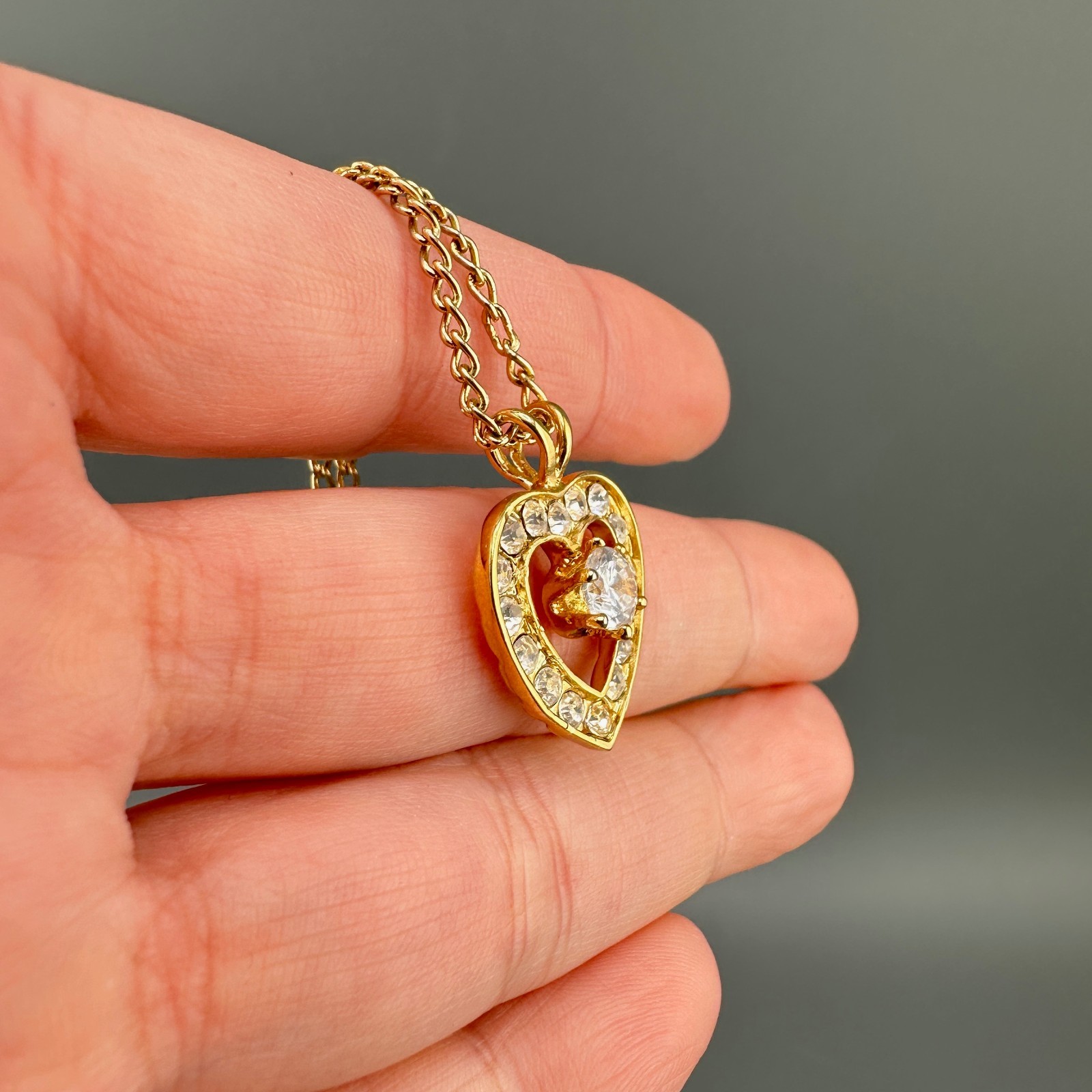 Vintage Rhinestone Heart Pendant Necklace Gold Tone Clear Crystals 16″ Chain