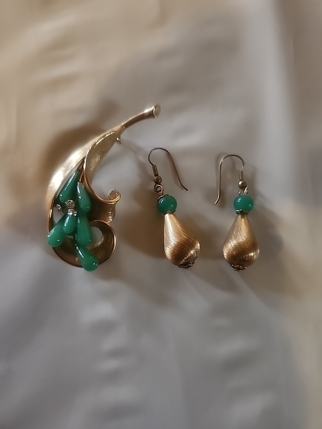 VTG Floral Faux Jade Brooch and Earring Set set in Gold Tone With Green Stones