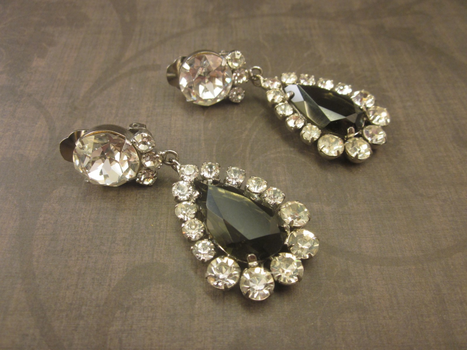 VTG Signed Schreiner New York Dangle Clip-On Earrings-Gray/Black & Clear Stones